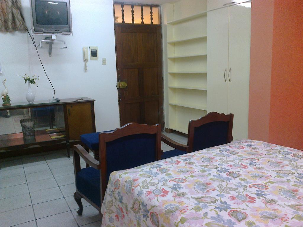 Strenua Santa Maria Suites Trujillo Ruang foto