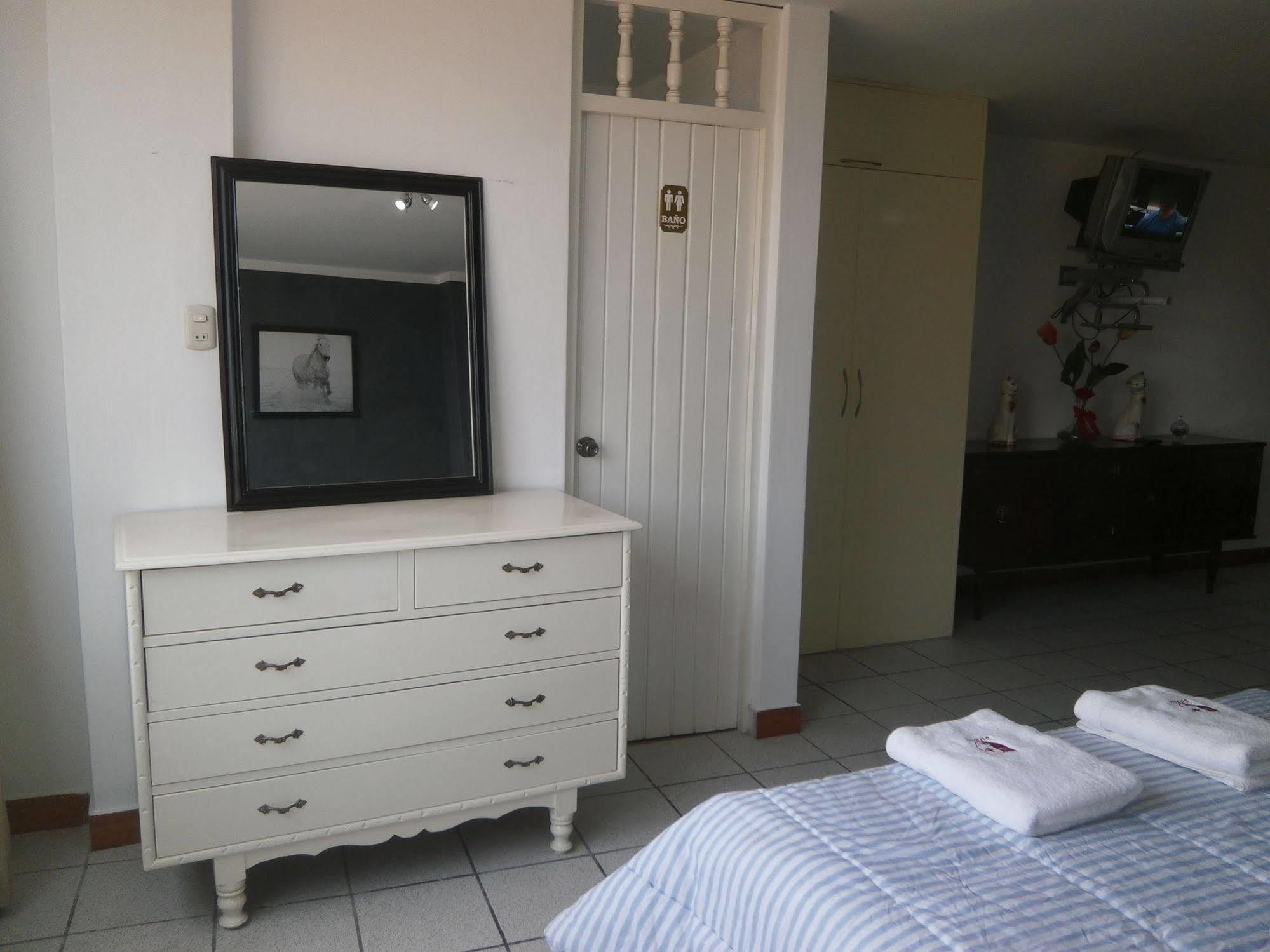 Strenua Santa Maria Suites Trujillo Bagian luar foto